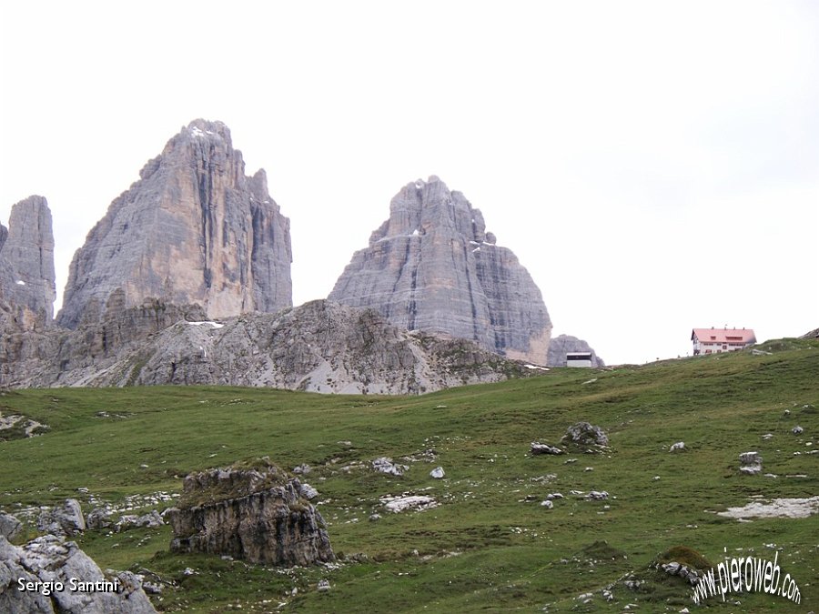 07 Spuntano Rif. Locatelli e Tre cime Lavaredo.JPG